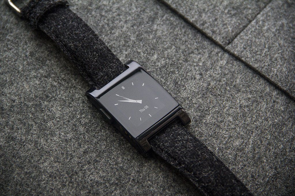 Pebble Classic with Vario's Harris Tweed strap