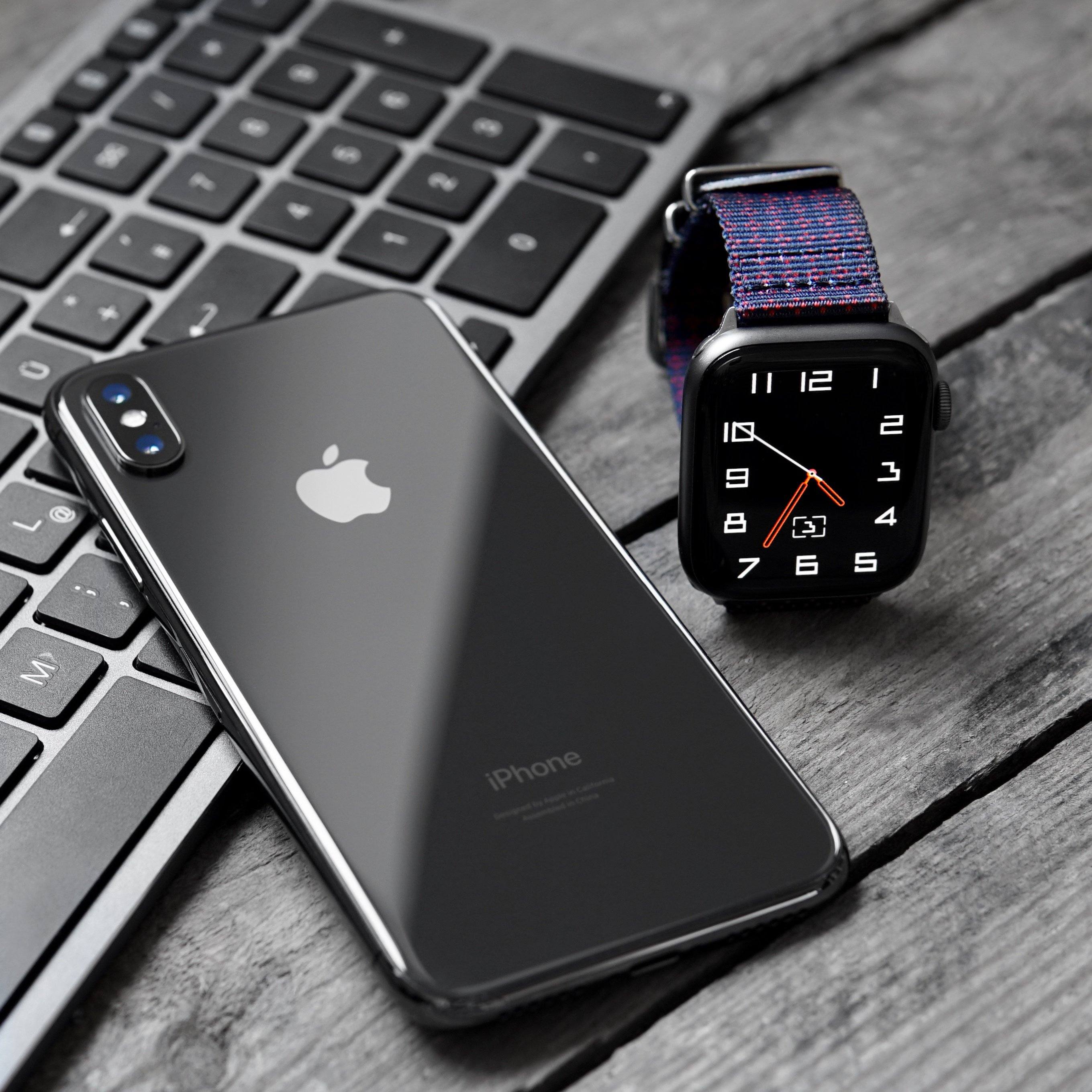 Apple watch on Vario Clover Rouge Graphic