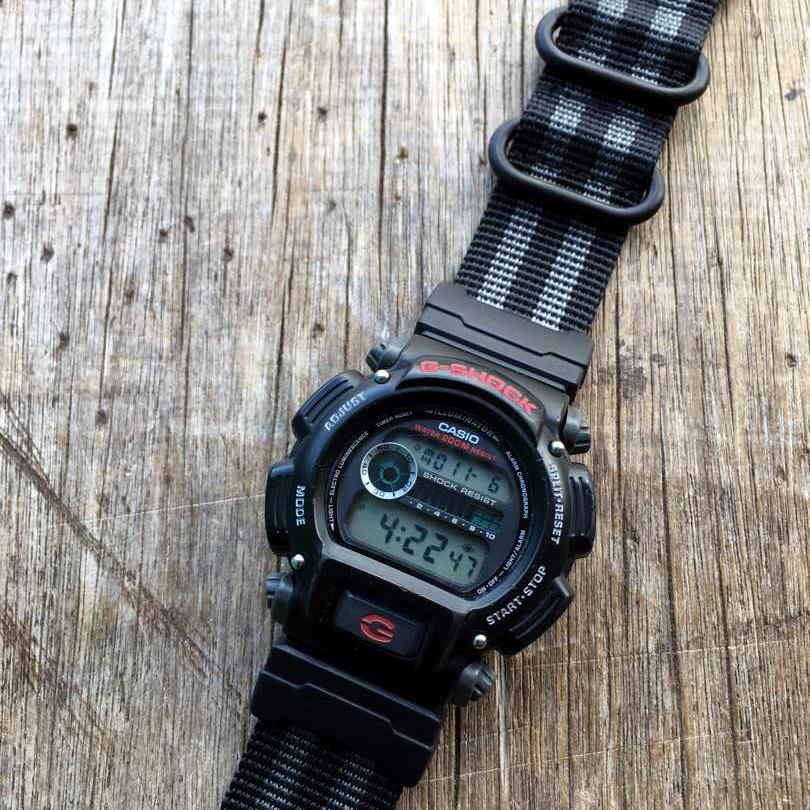 DW 9052 on Vario Ballistic Nylon strap photo by #varioeveryday member Elven.⠀