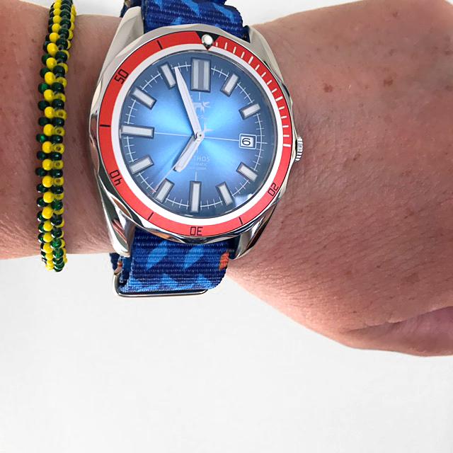 Lew and Huey watch on Vario graphic. Photo by #varioeveryday member Tere