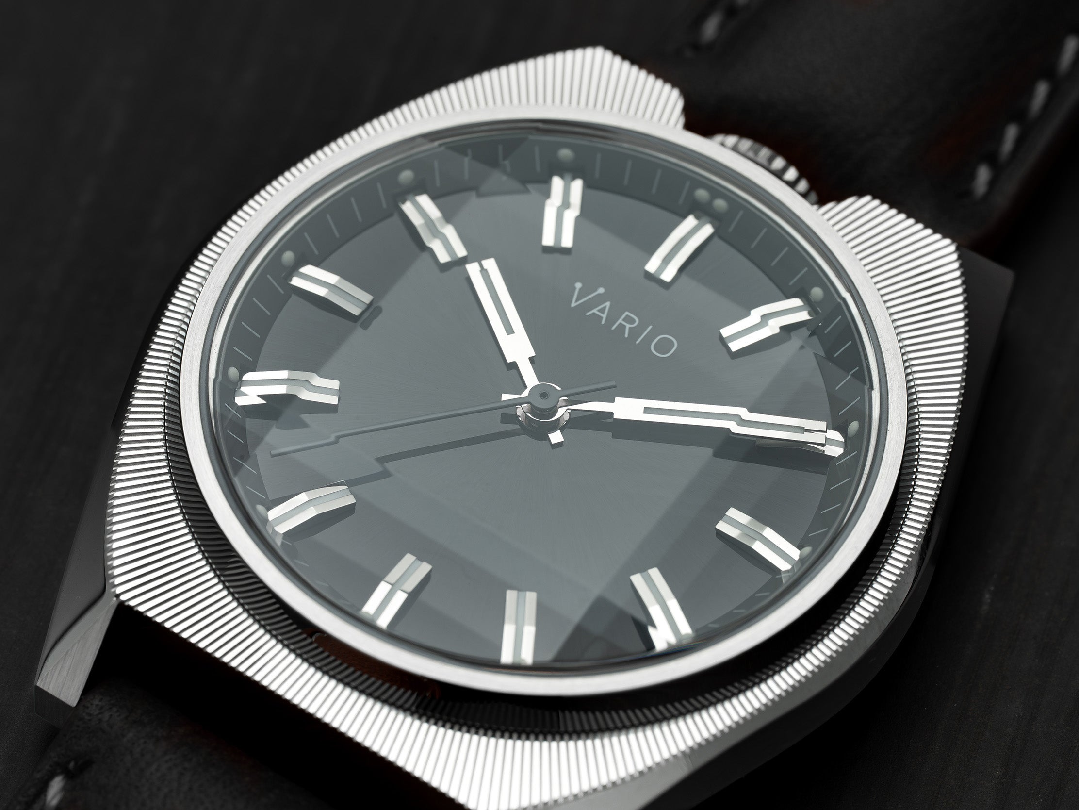 Vario Futurist faceted crystal watch black