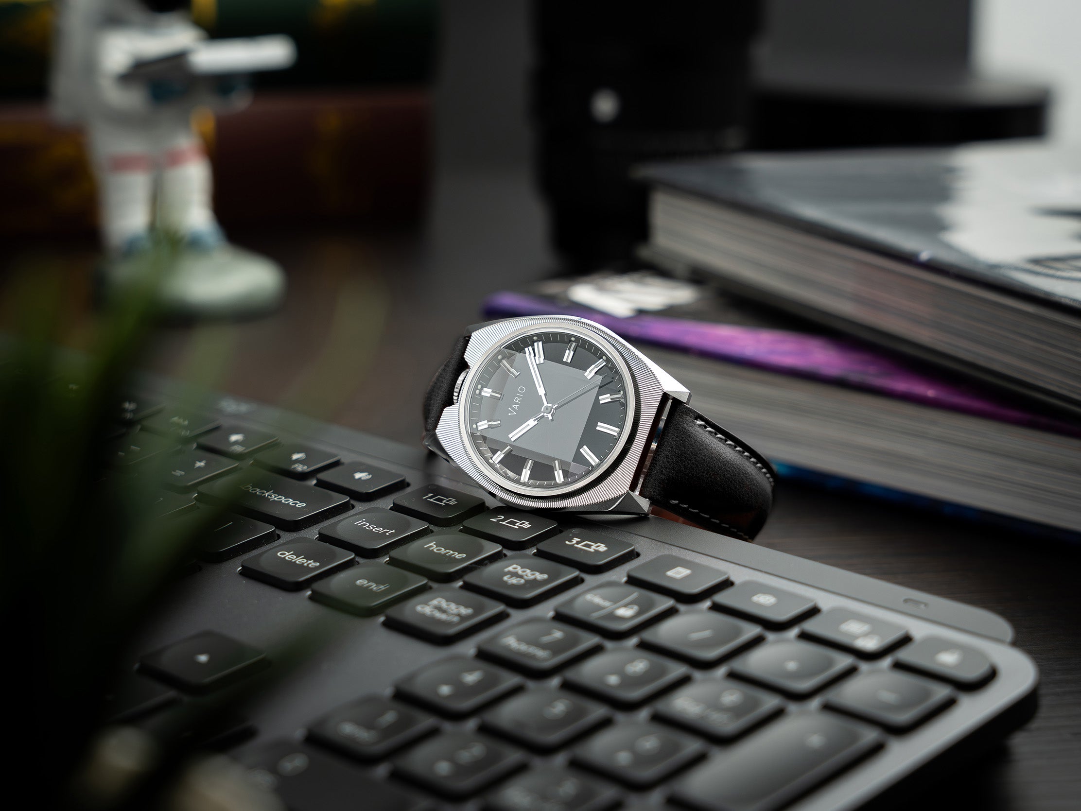 Vario Futurist faceted crystal watch Purple