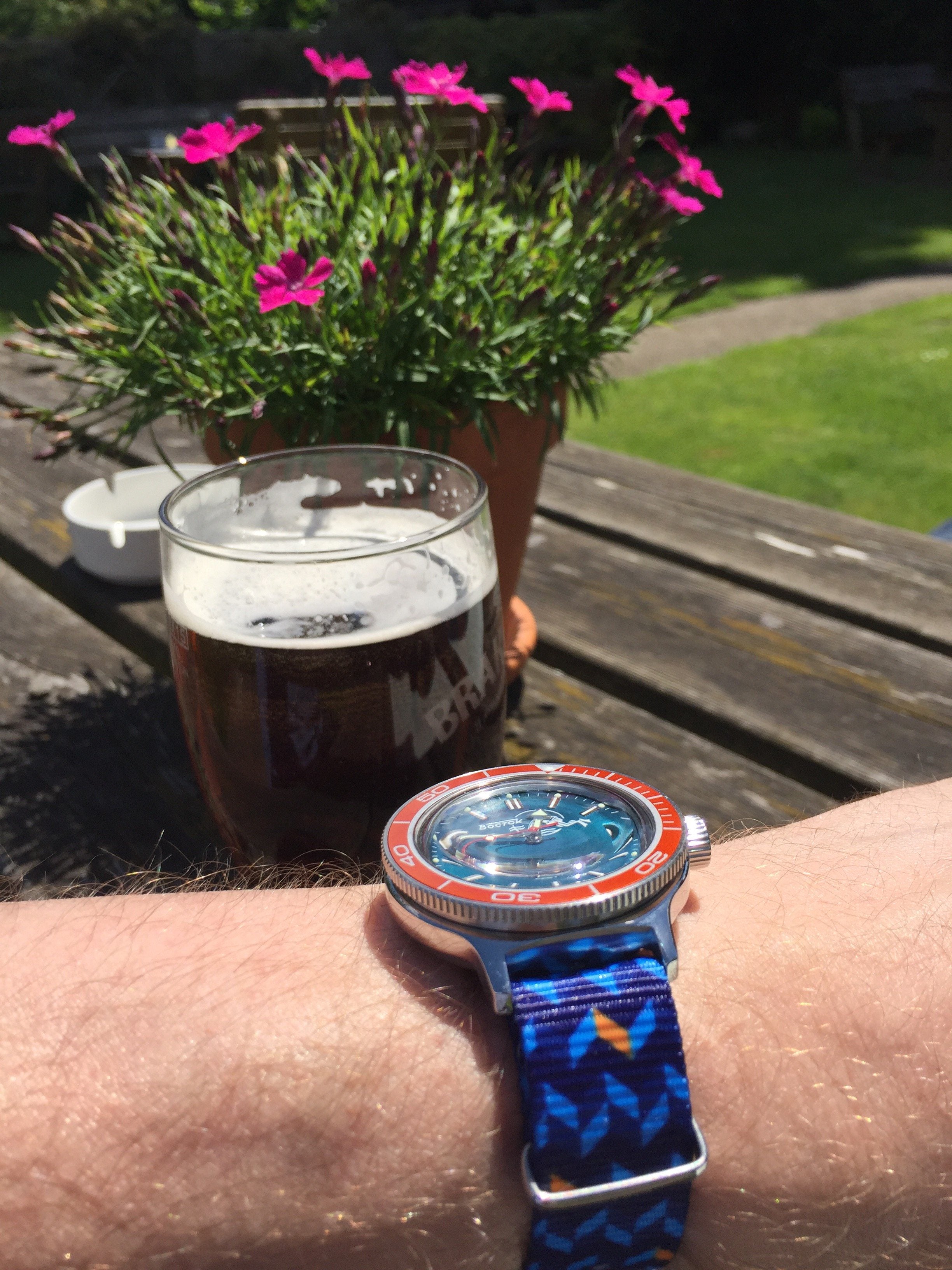 How about a beer on Friday with Vostok watch and Vario graphic watch strap. Photo by #varioeveryday member @gjphil
