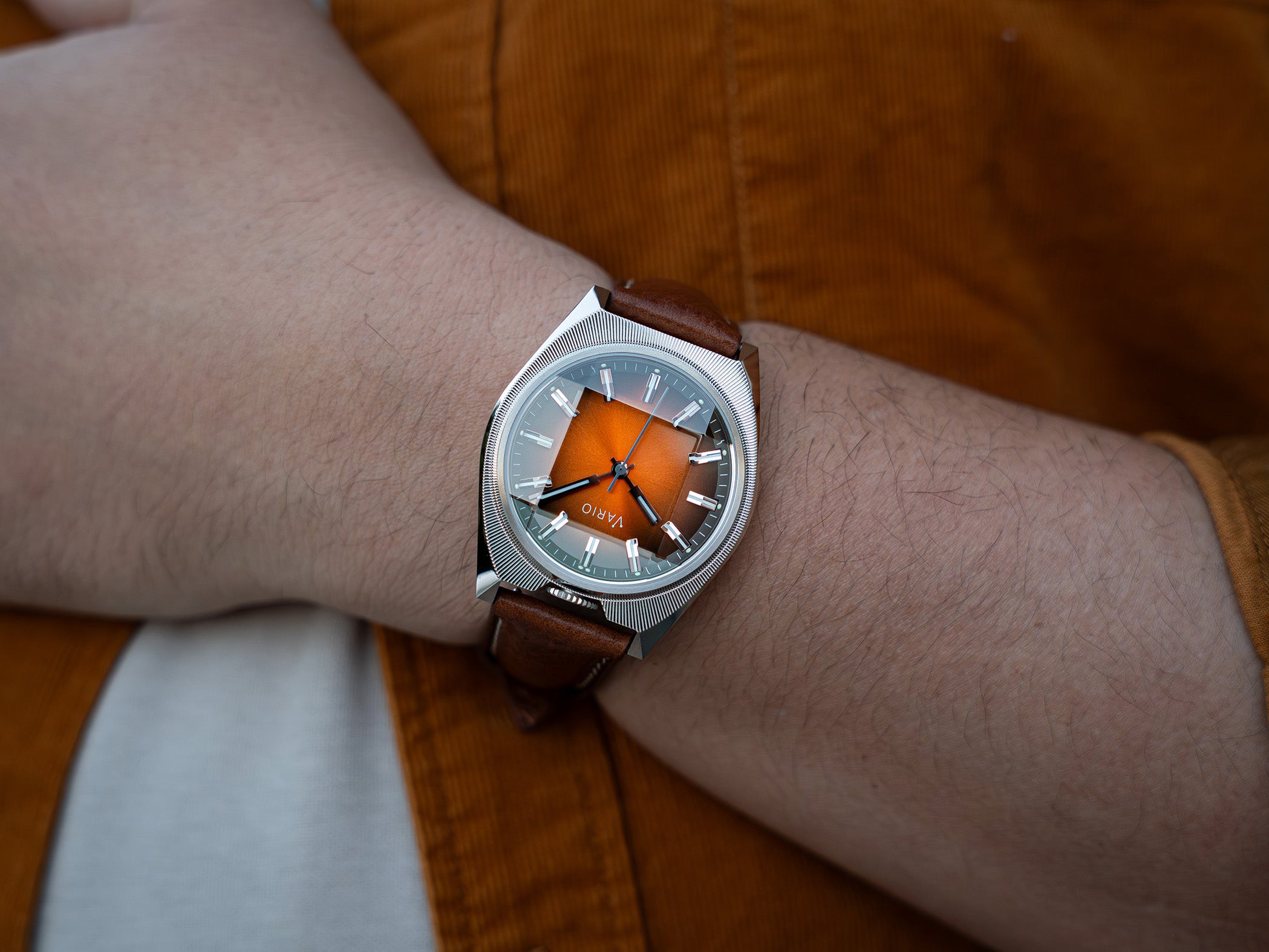 Vario Futurist faceted crystal watch orange