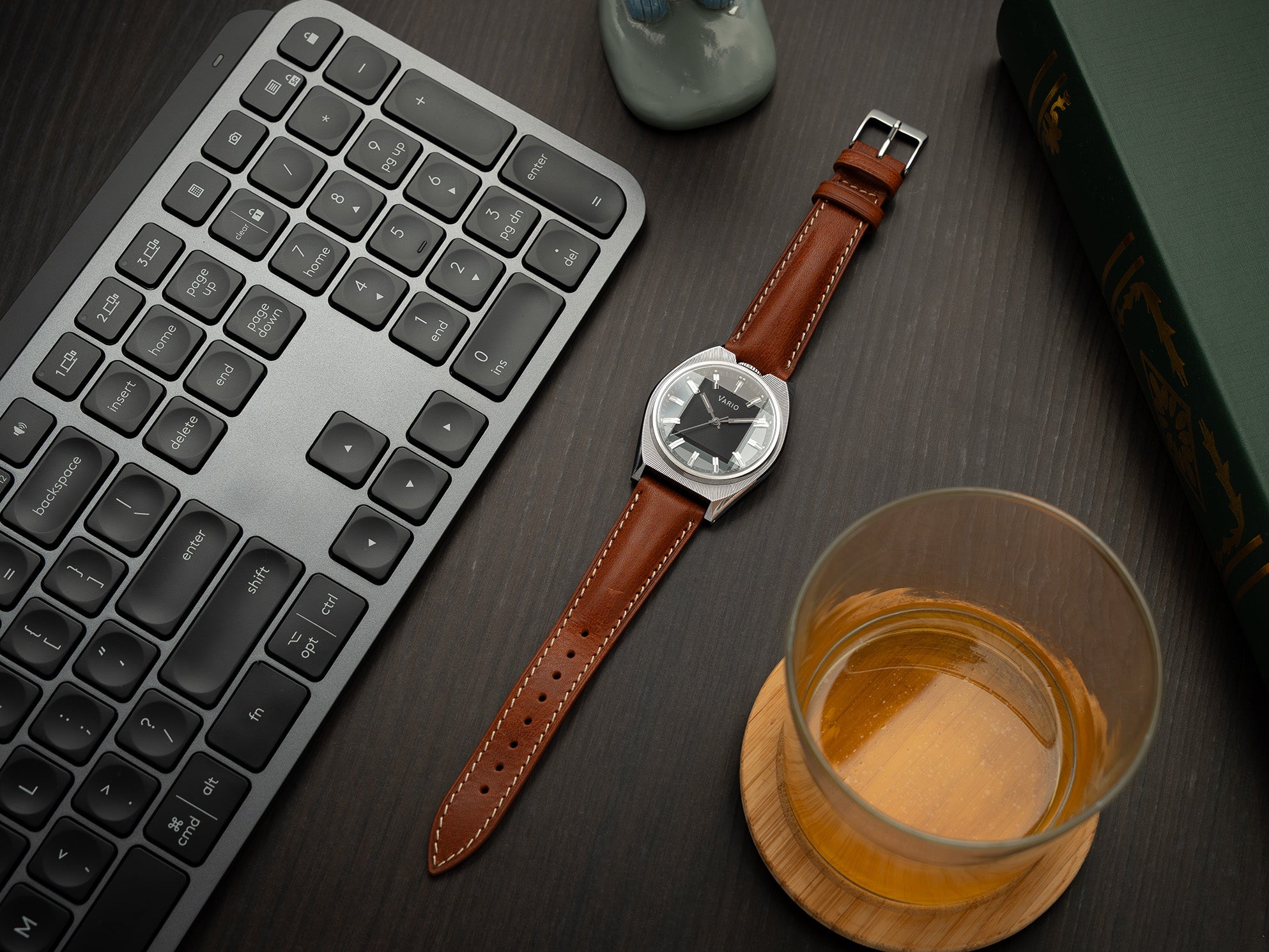 Vario Futurist faceted crystal watch black