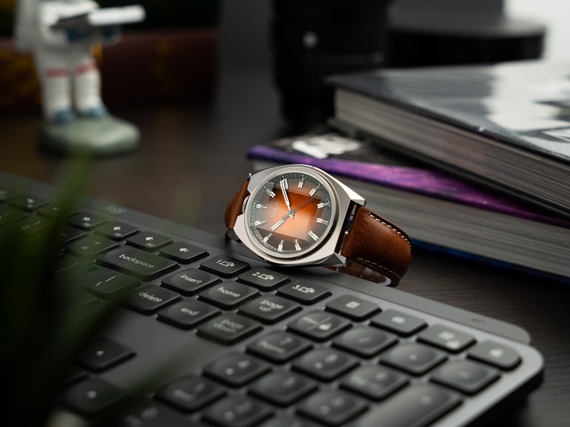 Vario Futurist faceted crystal watch orange