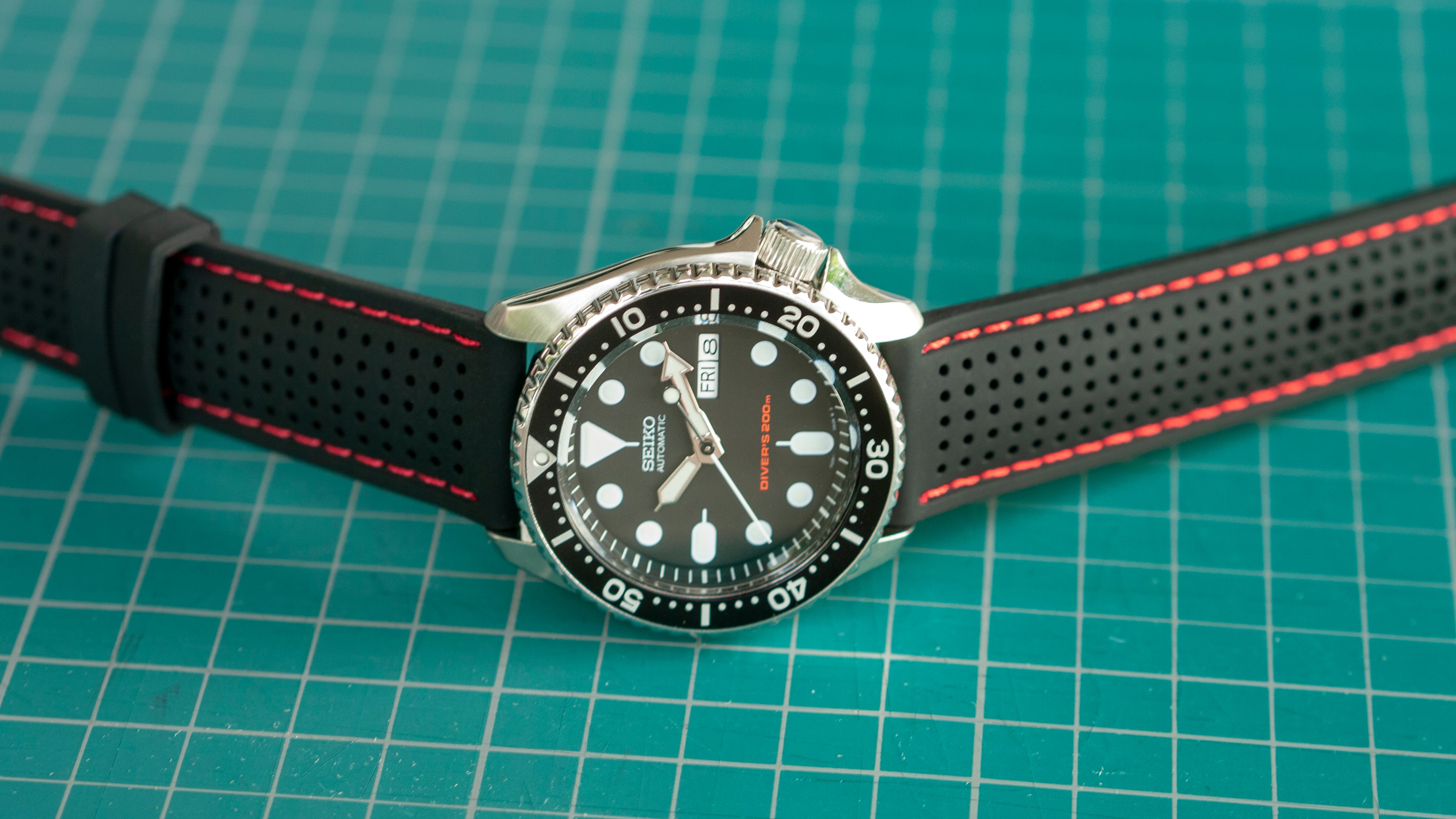 seiko skx007 watch with vario perforated silicone watch strap